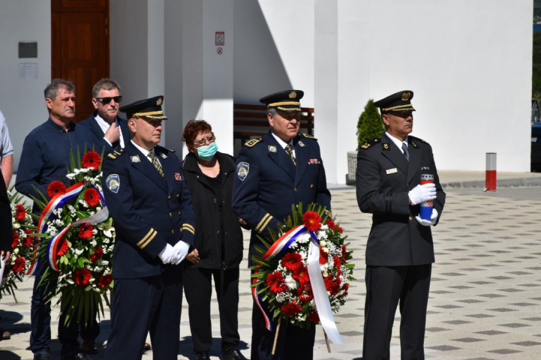 Uoči Dana državnosti na Kvanju položeni vijenci i svijeće za poginule branitelje 