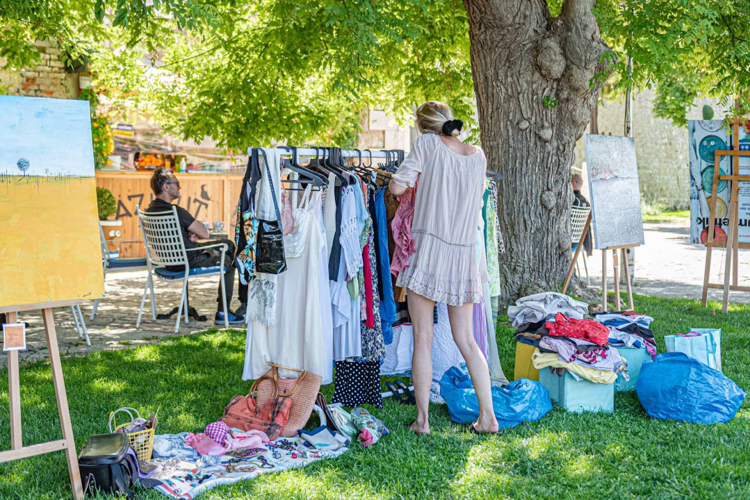 Ispred Azimuta održan prvi Buvljak nakon korona pauze: Opuštena kupovina, kava i druženje na travnjaku