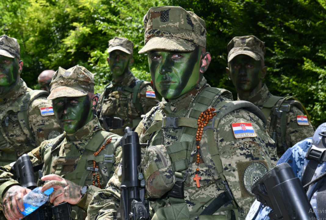 Nakon dvodnevne hodnje: Na kninskoj tvrđavi diplome dobio drugi naraštaj vođa Hrvatske vojske