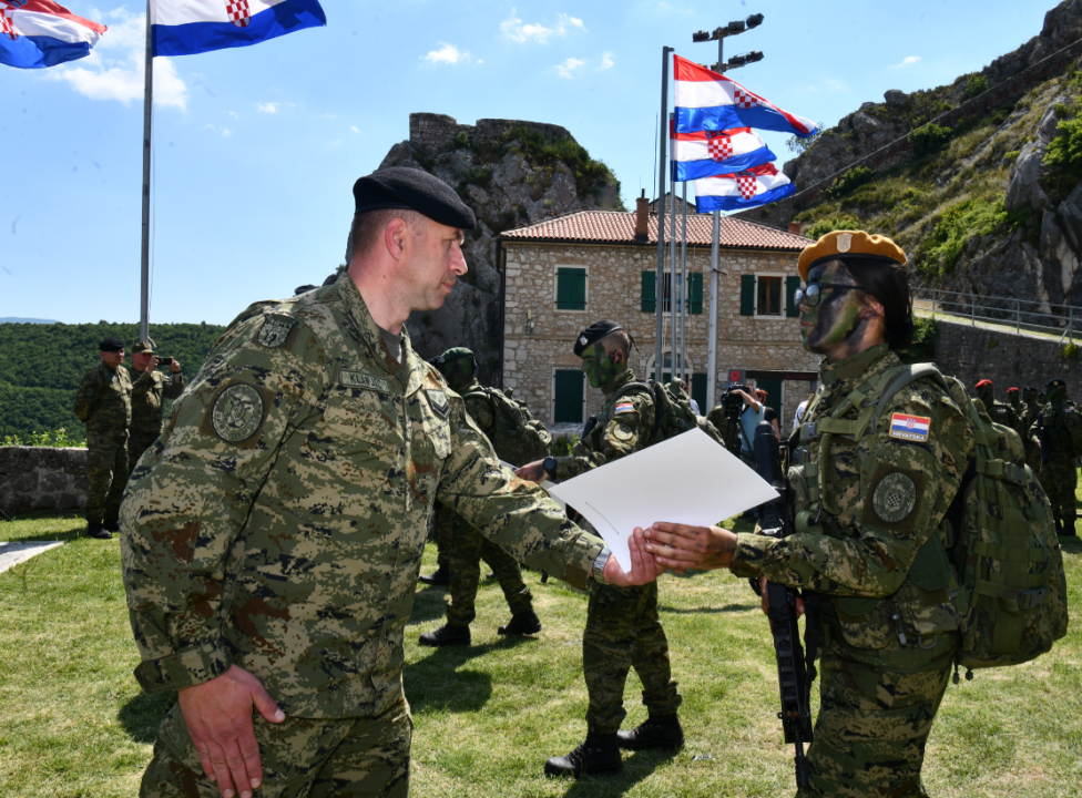 Nakon dvodnevne hodnje: Na kninskoj tvrđavi diplome dobio drugi naraštaj vođa Hrvatske vojske