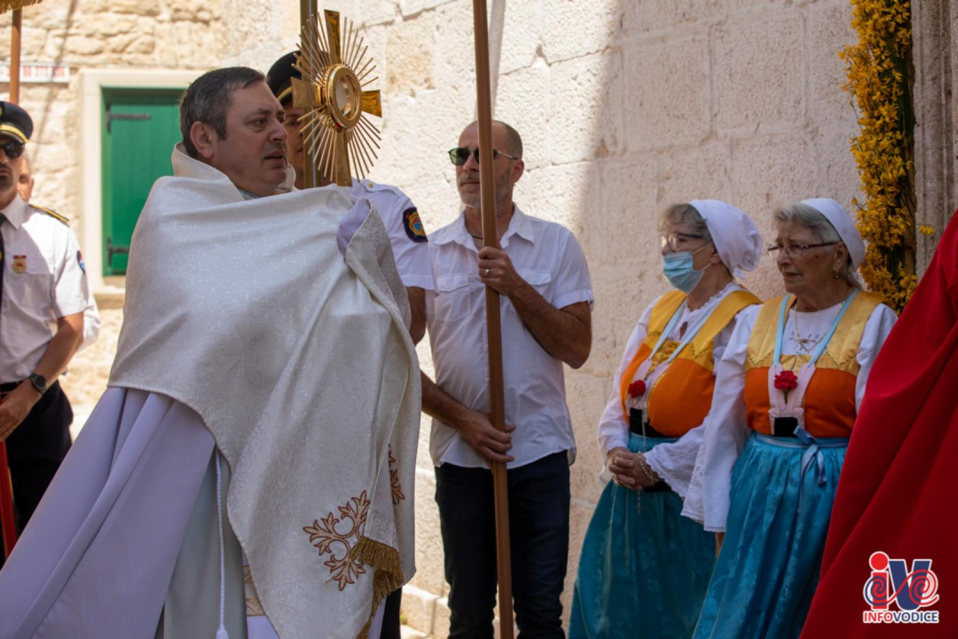 Svetom misom i procesijom kroz Vodice proslavljeno Tijelovo