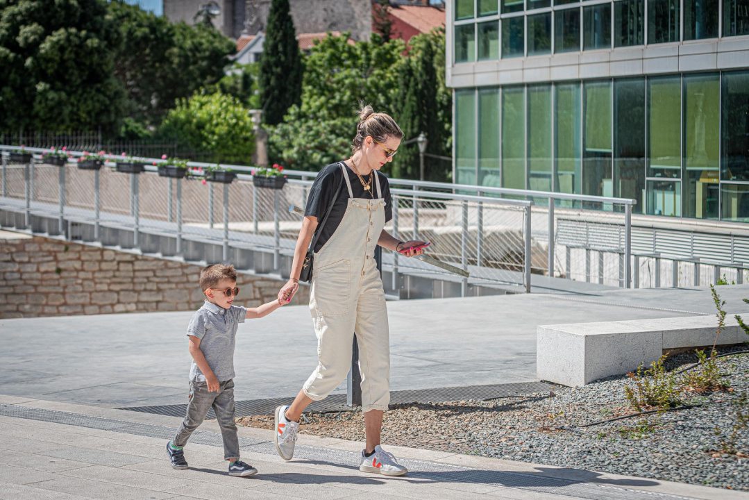 Modno usklađene sugrađanke u lepršavim proljetnim komadima zavladale đirom po gradu 