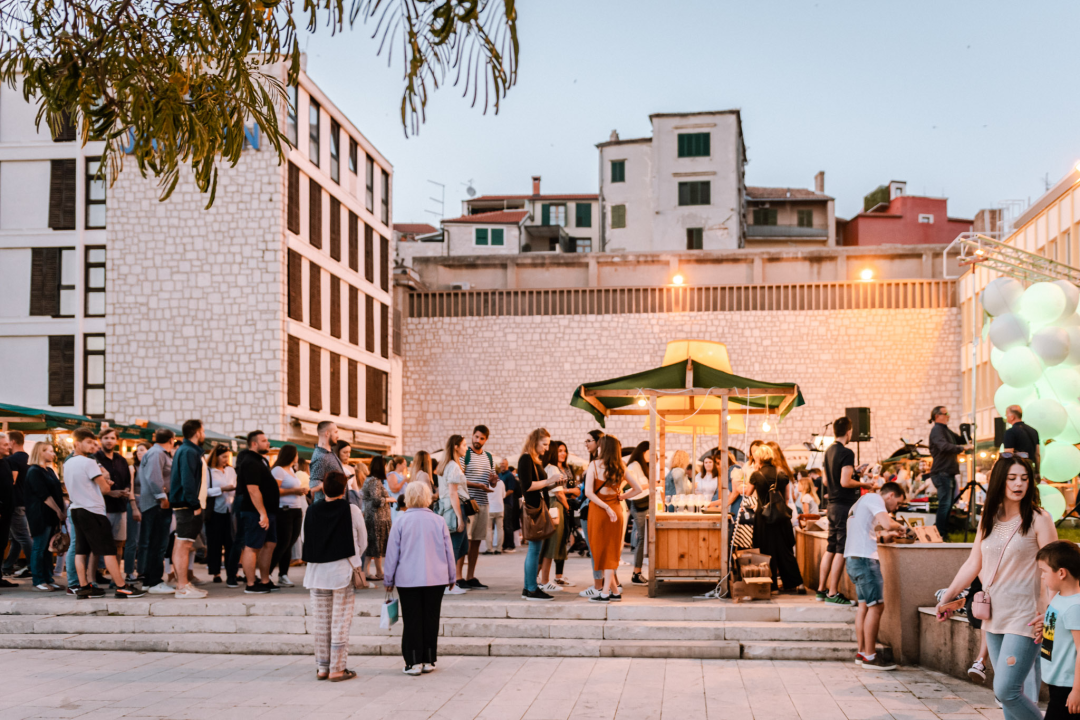 Romansa pidoće i Debita napunila rivu: Jele su se pohane, u toću, na lati, rižot, dimljene...