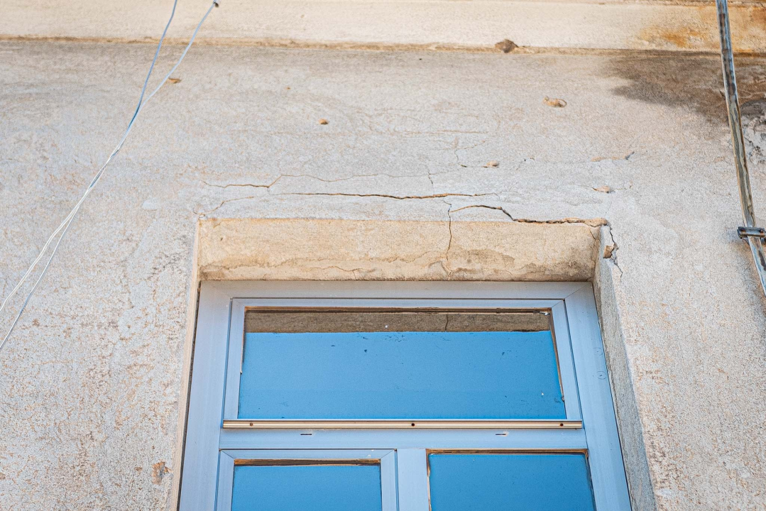 U školi u Vrpolju se urušio strop, u učionicama popucali zidovi: 'Zgrada je stara preko 80 godina, ovo je nažalost bilo očekivano' 