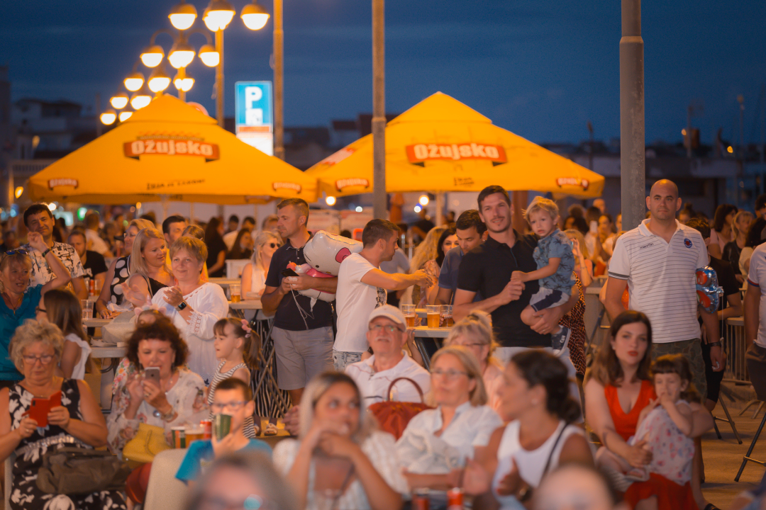 Počelo estradno ludilo u Vodicama: Pogledajte atmosferu prve večeri CMC festivala