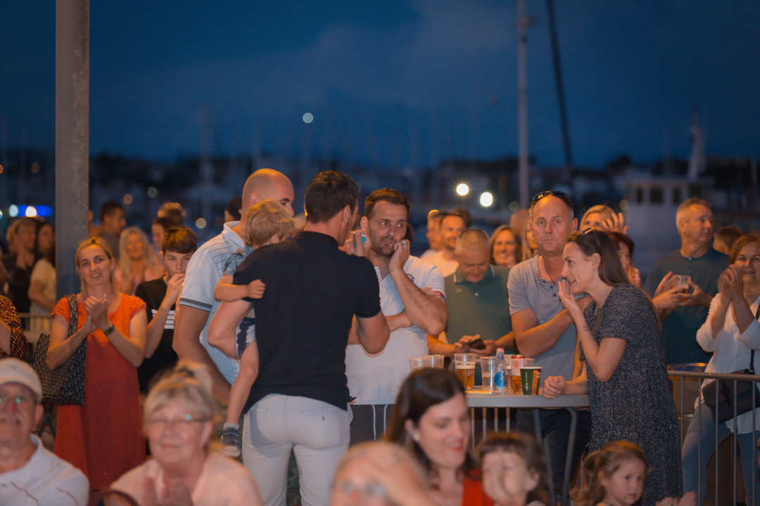 Počelo estradno ludilo u Vodicama: Pogledajte atmosferu prve večeri CMC festivala