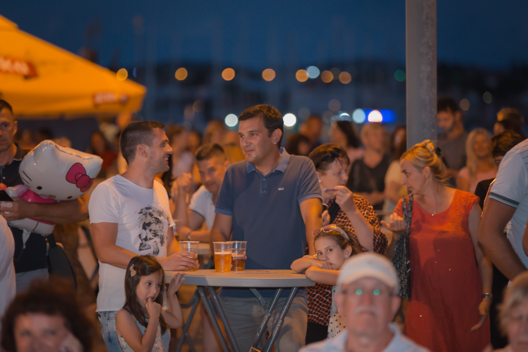 Počelo estradno ludilo u Vodicama: Pogledajte atmosferu prve večeri CMC festivala