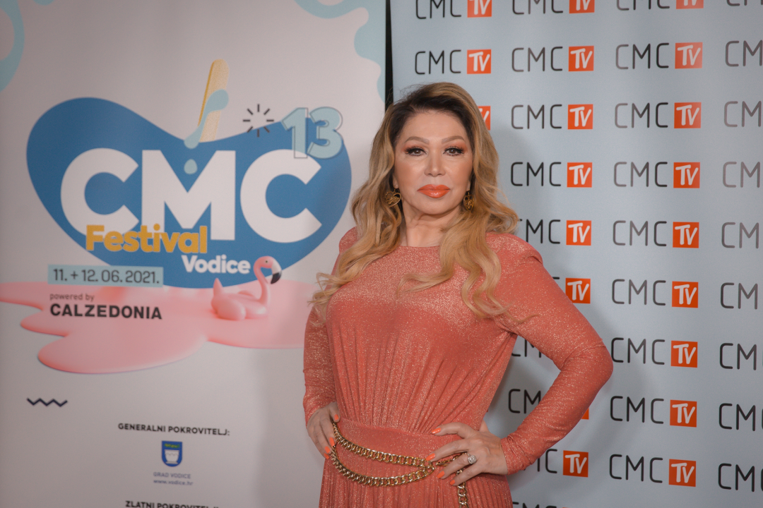 Počelo estradno ludilo u Vodicama: Pogledajte atmosferu prve večeri CMC festivala