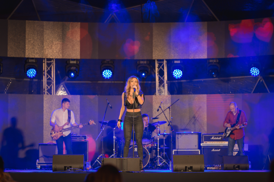 Počelo estradno ludilo u Vodicama: Pogledajte atmosferu prve večeri CMC festivala