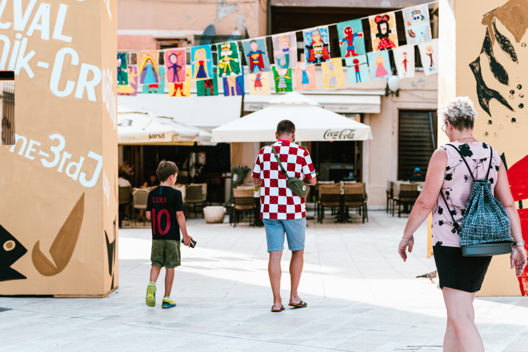Navijačko ludilo baš i nije zavladalo Šibenikom, vidjeli smo više kvadratnih stolnjaka nego dresova!