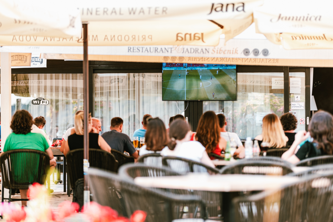 Navijačko ludilo baš i nije zavladalo Šibenikom, vidjeli smo više kvadratnih stolnjaka nego dresova!