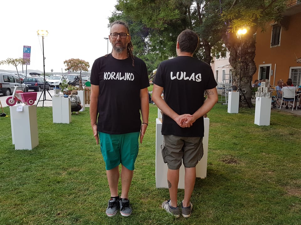 Ispred Azimuta otvorena izložba dvojice kreativaca Lulasa i Grebena: 'Umjetnici nismo, jer su oni svi trknuti, a mi smo baš normalni' 
