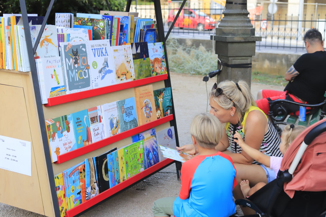 U Perivoju Roberta Visiania izloženo gotovo 10 tisuća knjiga za djecu i mlade 