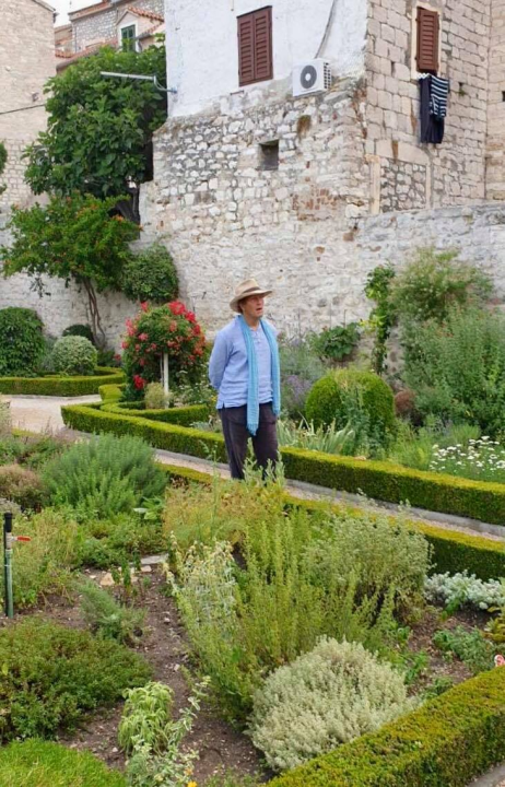 Slavni britanski vrtlar Monty Don snimio emisiju o Samostanskom srednjovjekovnom vrtu sv. Lovre u Šibeniku 