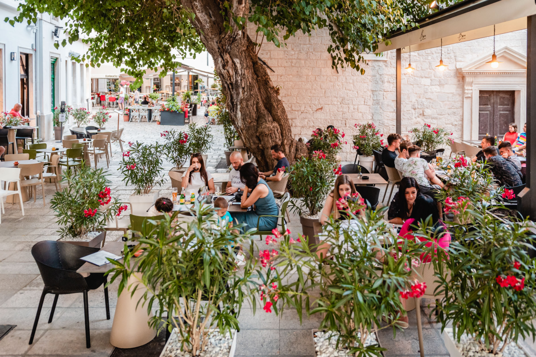 Posjetite Bistro Bava u hladu najstarijeg šibenskog stabla i uživajte u genijalnoj hrani i dvadeset vrsta piva