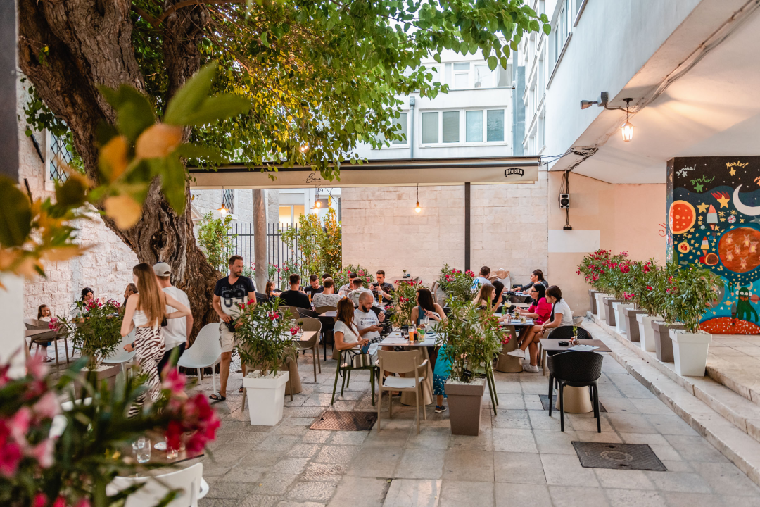 Posjetite Bistro Bava u hladu najstarijeg šibenskog stabla i uživajte u genijalnoj hrani i dvadeset vrsta piva