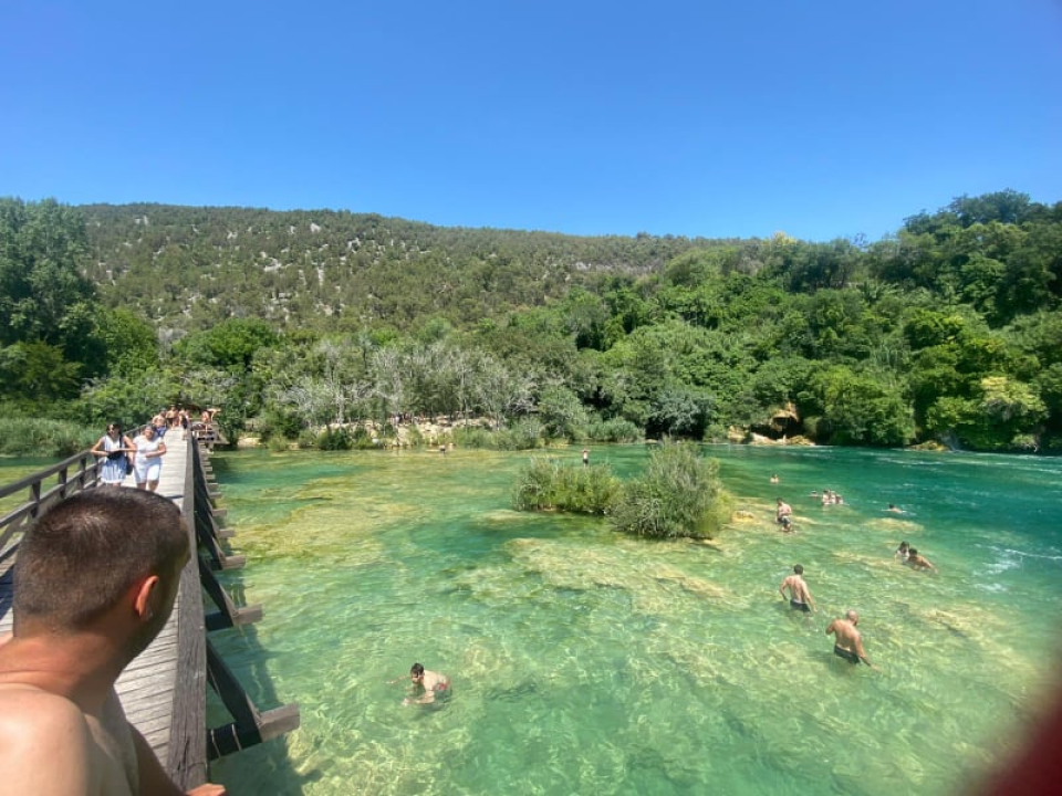 Prosvjedno kupanje na Skradinskom buku: 'Krka nam je mati, nećemo je dati'