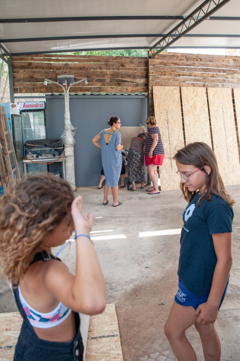 Poznata TV voditeljica na Zlarinu pokrenula radionicu: Djeca oslikavaju vlastite sjene