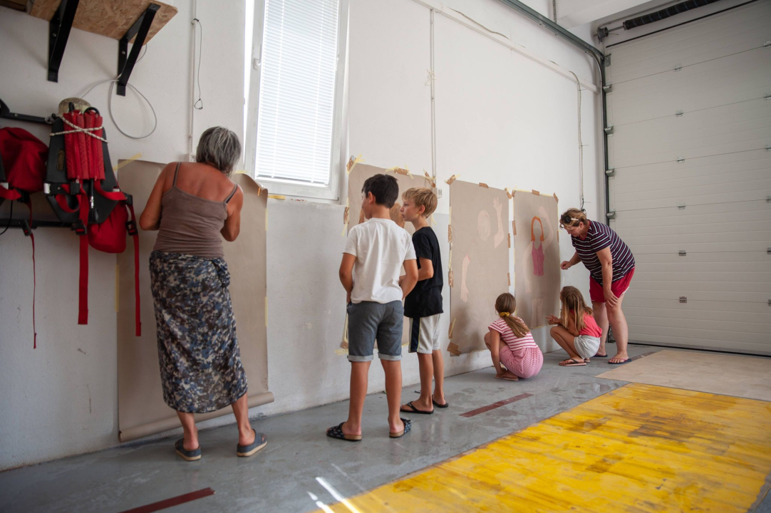 Poznata TV voditeljica na Zlarinu pokrenula radionicu: Djeca oslikavaju vlastite sjene