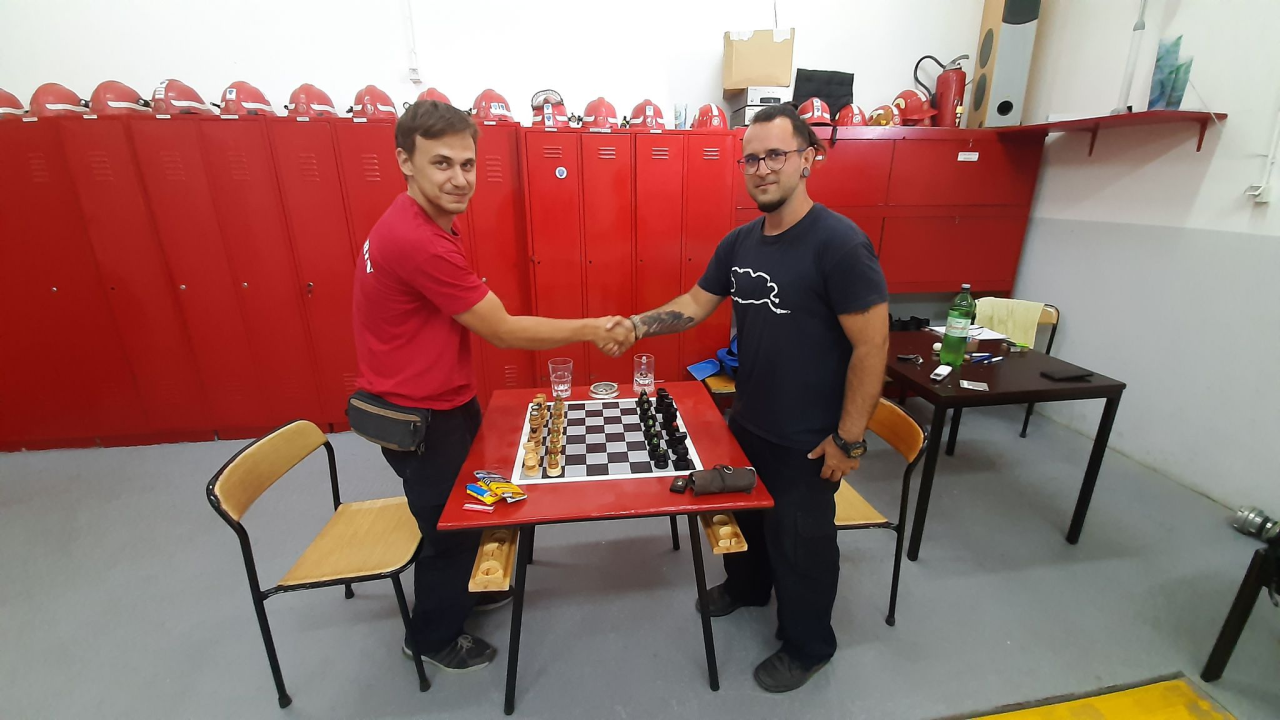 Nikola i Mario svojim rukama izradili figure i ploču pa s mještanima zaigrali uz more