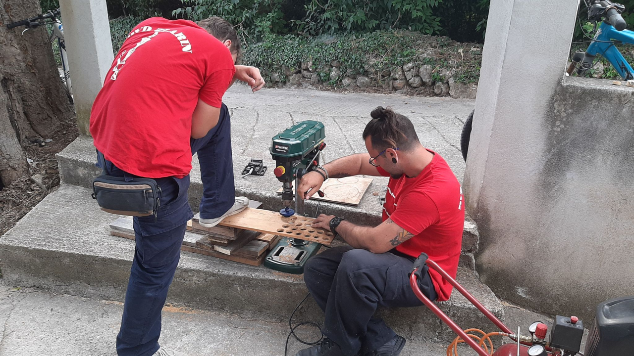 Nikola i Mario svojim rukama izradili figure i ploču pa s mještanima zaigrali uz more