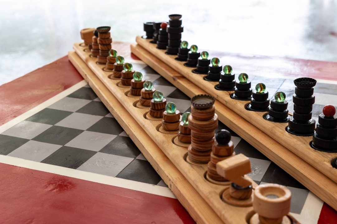 Nikola i Mario svojim rukama izradili figure i ploču pa s mještanima zaigrali uz more