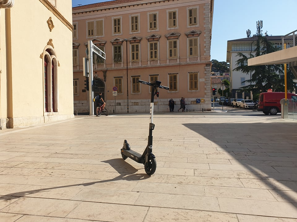 Zašto su električni romobili razbacani po cijelom gradu? 'Trenutni sistem očito ne funkcionira, sazvali smo sastanak…'    