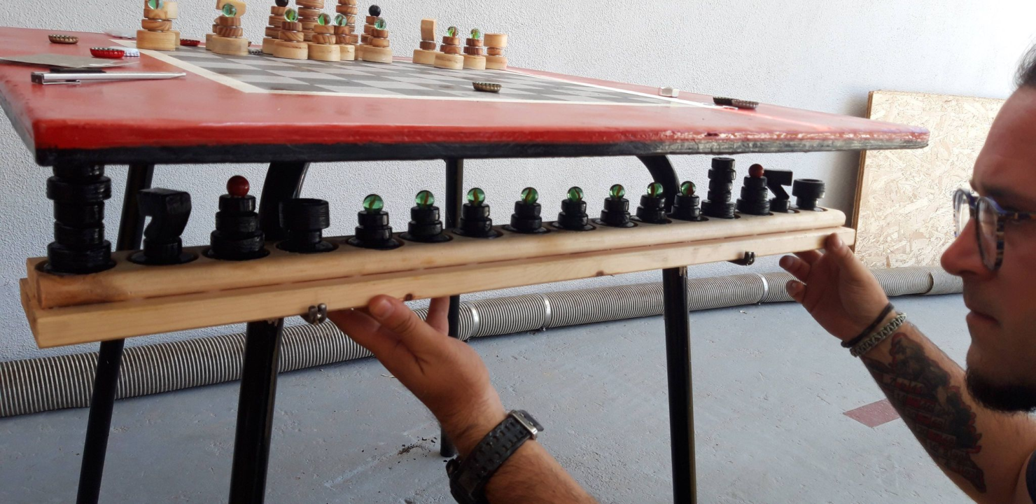 Nikola i Mario svojim rukama izradili figure i ploču pa s mještanima zaigrali uz more