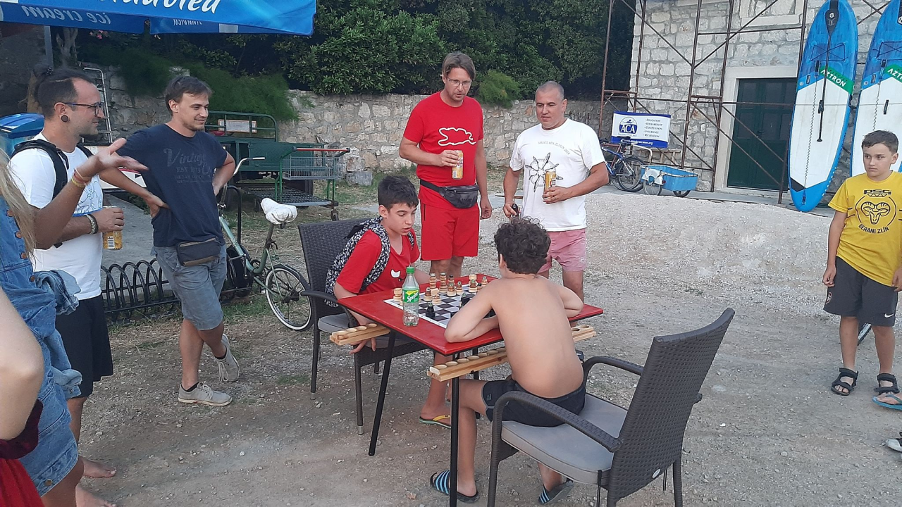 Nikola i Mario svojim rukama izradili figure i ploču pa s mještanima zaigrali uz more