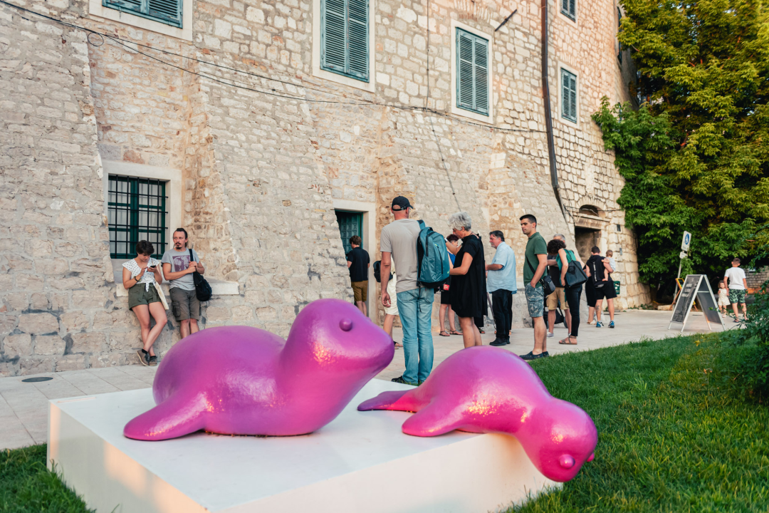 Izložba ‘More, ljudi, obala’ donosi konceptualne radove i snažne poruke o depresiji, migrantima...