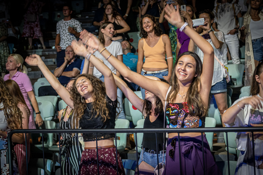 Daleka obala dva i pol sata redala hitove, za bubnjeve sjeo i proslavljeni Roko Ukić