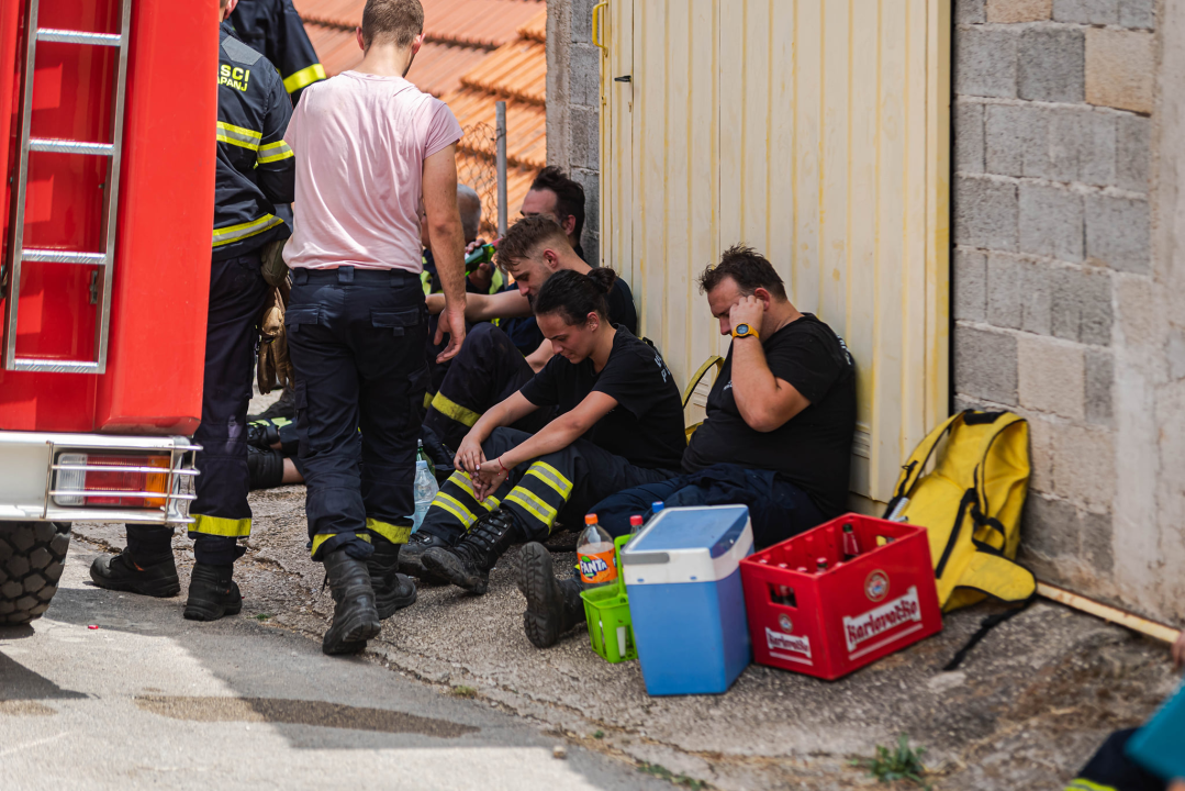 Nakon cijelog dana lokalizirani požari kod Perkovića: Gorjelo na 107 hektara terena