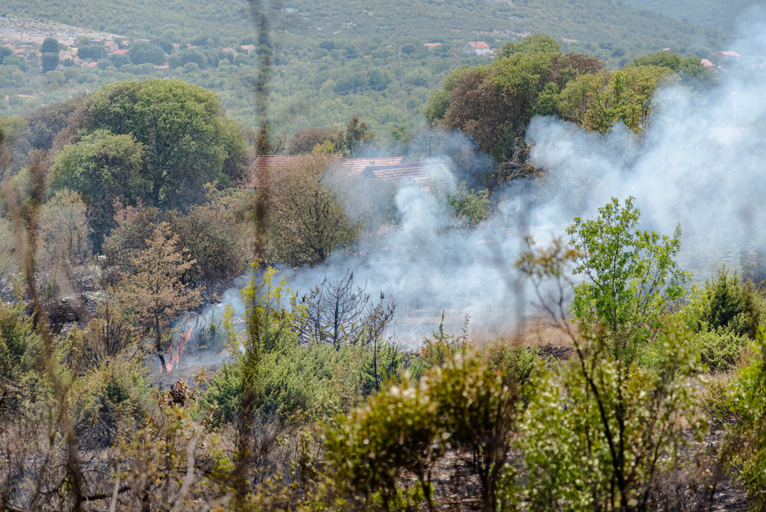 Nakon cijelog dana lokalizirani požari kod Perkovića: Gorjelo na 107 hektara terena