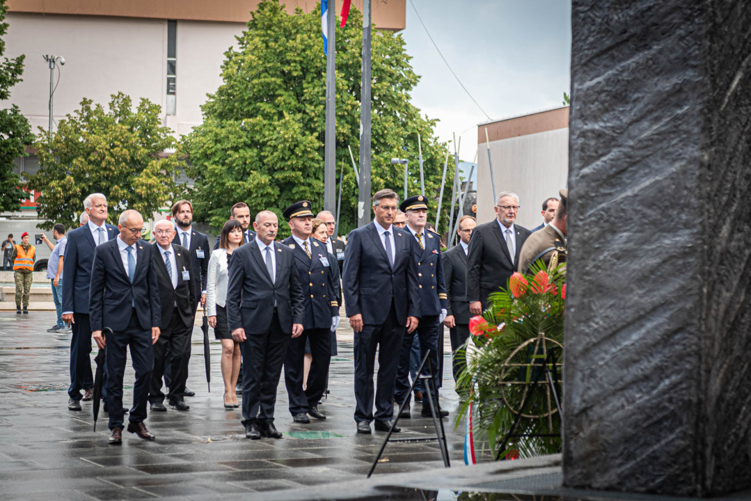 Obilježavanje 26. obljetnice VRO Oluja: Pogledajte kako je jutros bilo u Kninu 