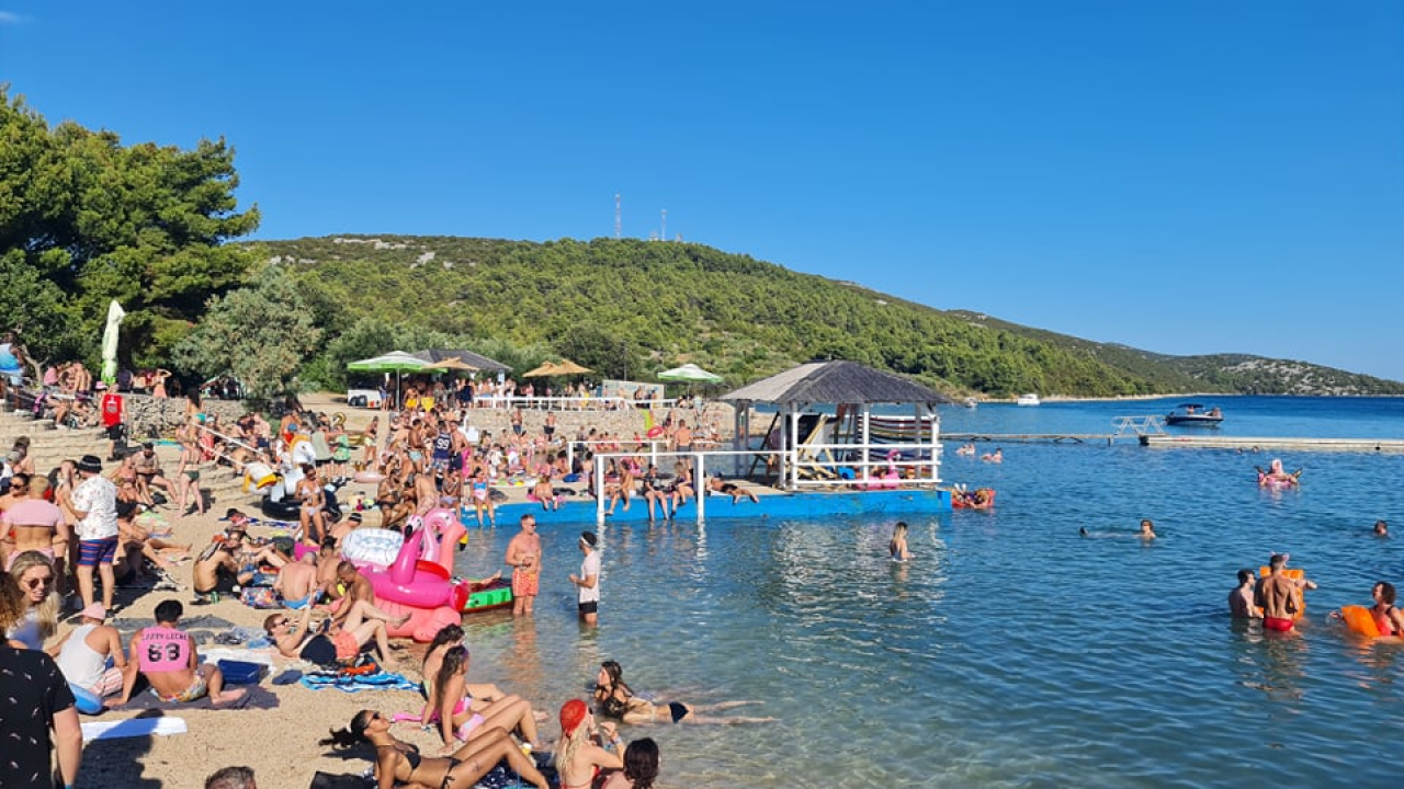 Englezi nahrupili na ples u Tisno: U Gardenu puno toga izgleda kao prava, normalna sezona