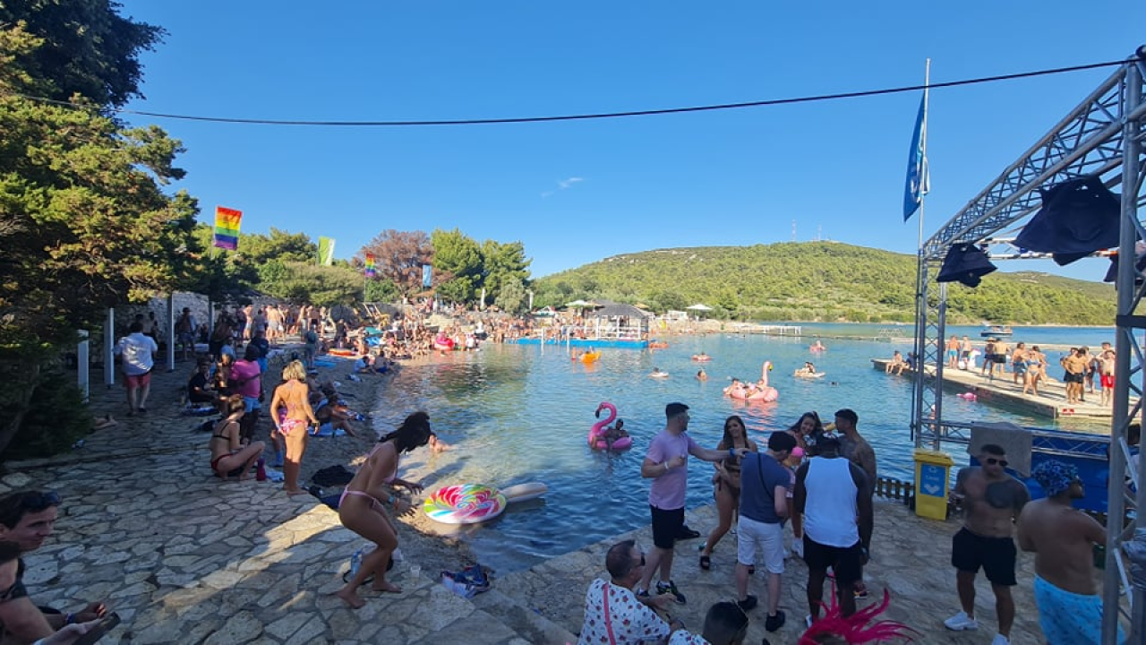 Englezi nahrupili na ples u Tisno: U Gardenu puno toga izgleda kao prava, normalna sezona