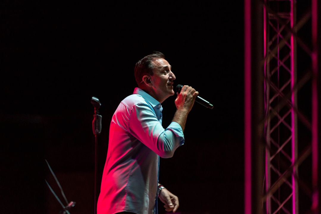 Sergej Ćetković emotivnim pjesmama raspjevao šibensku publiku