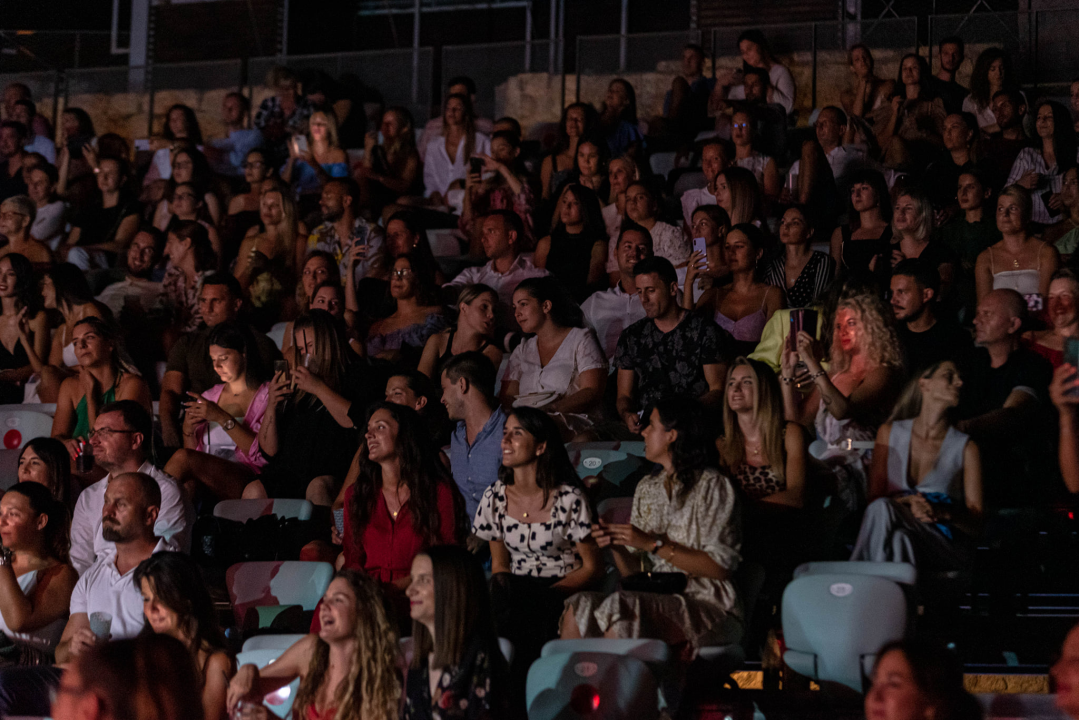 Sergej Ćetković emotivnim pjesmama raspjevao šibensku publiku