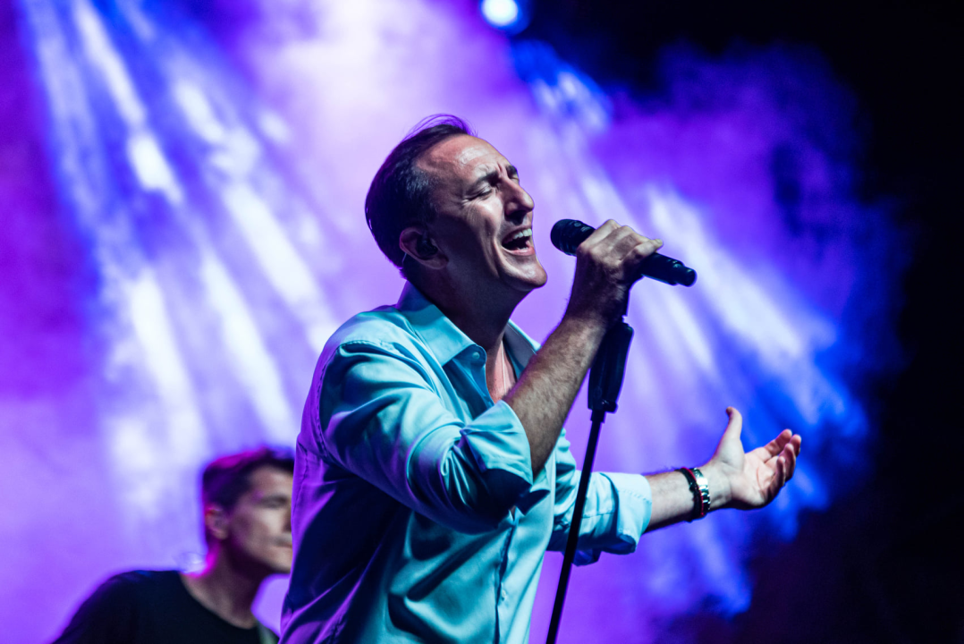 Sergej Ćetković emotivnim pjesmama raspjevao šibensku publiku