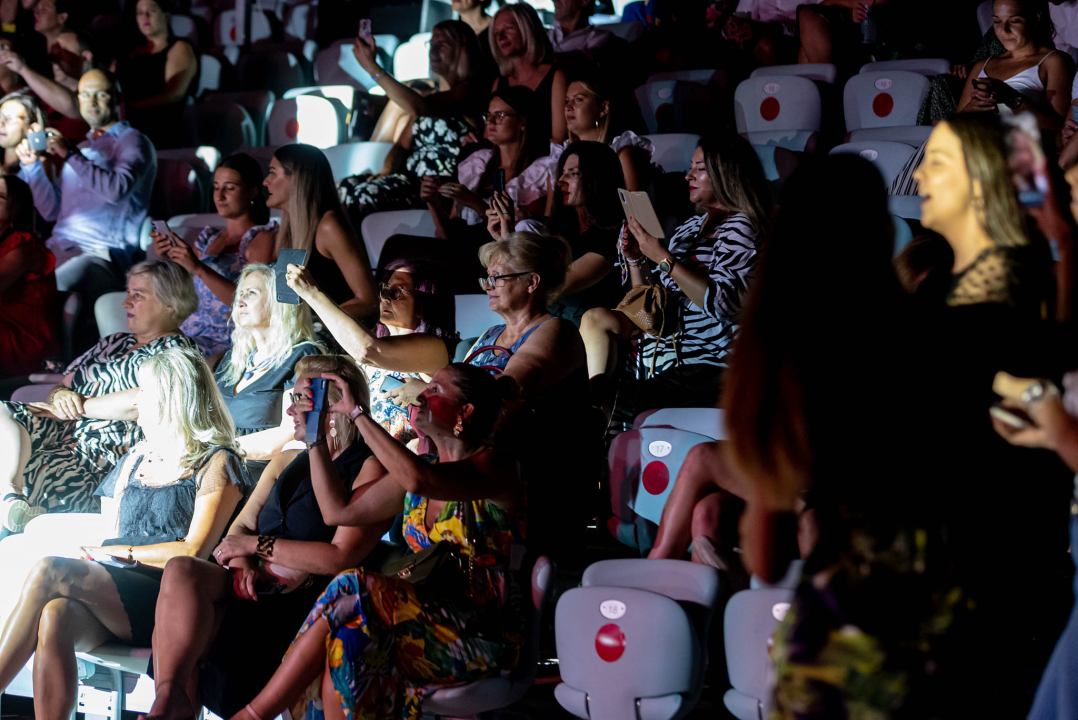 Sergej Ćetković emotivnim pjesmama raspjevao šibensku publiku