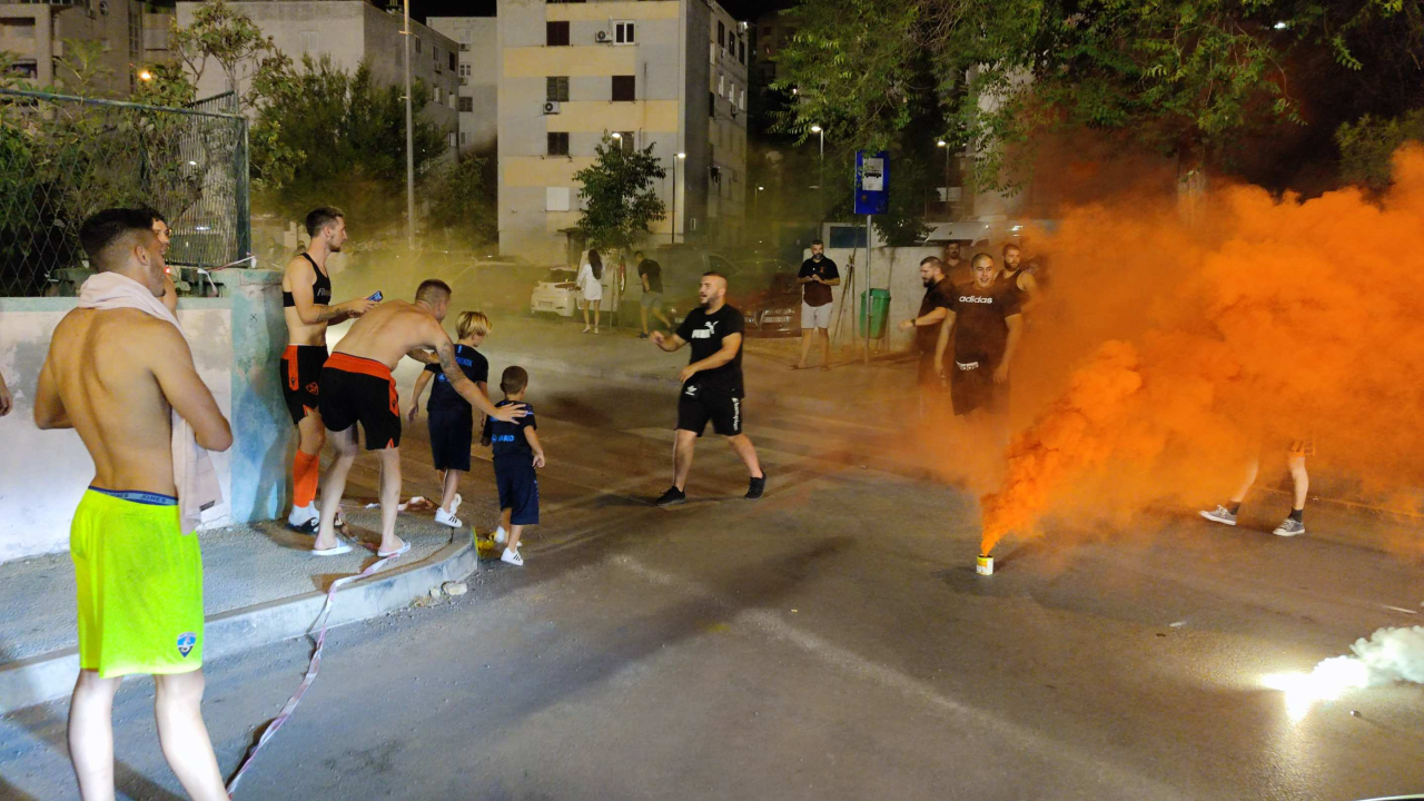 Euforija ispred stadiona: Navijači i igrači slavili pobjedu Šibenika