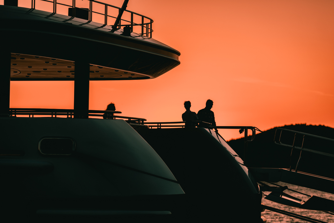 Grad je pun ljudi: Uz buru lakše se diše pa turisti, osim u čarobnom zalasku, uživaju u prešetavanju rivom!