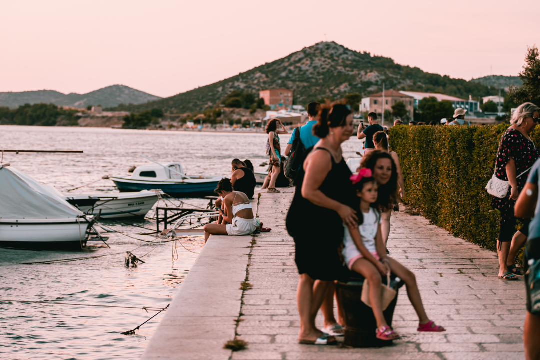 Grad je pun ljudi: Uz buru lakše se diše pa turisti, osim u čarobnom zalasku, uživaju u prešetavanju rivom!
