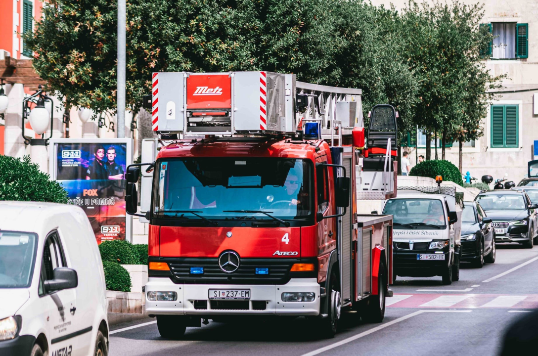 Automobil šibenskih registracija koji je izgorio na magistrali u Brodarici uklonila vučna služba: Promet teče normalno 