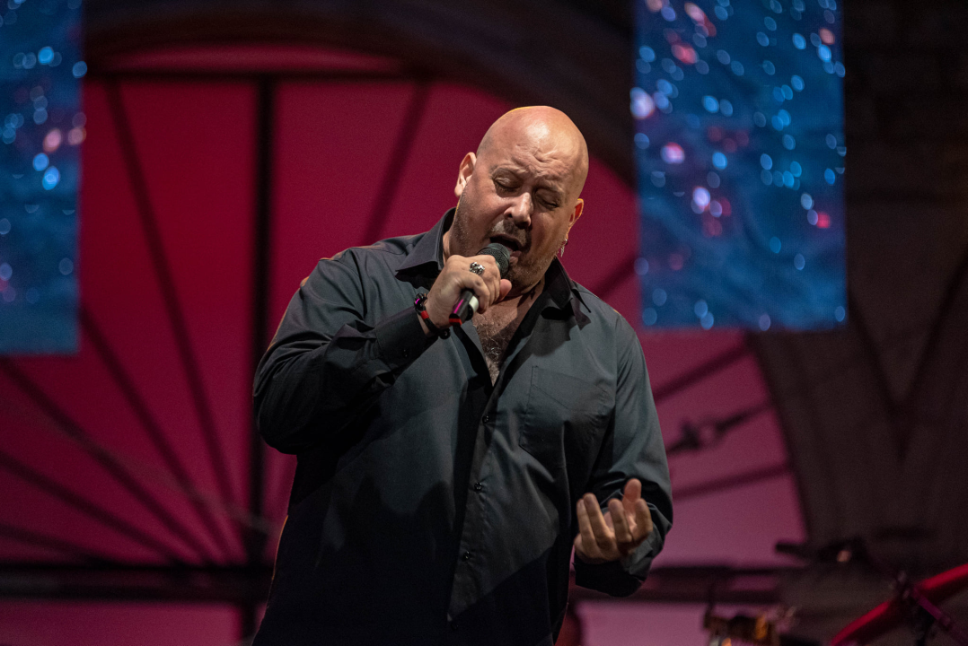 Odijela, ležerne košulje, otkačene kombinacije, svečane haljine: Pogledajte što se nosilo na pozornici 24. Šansone