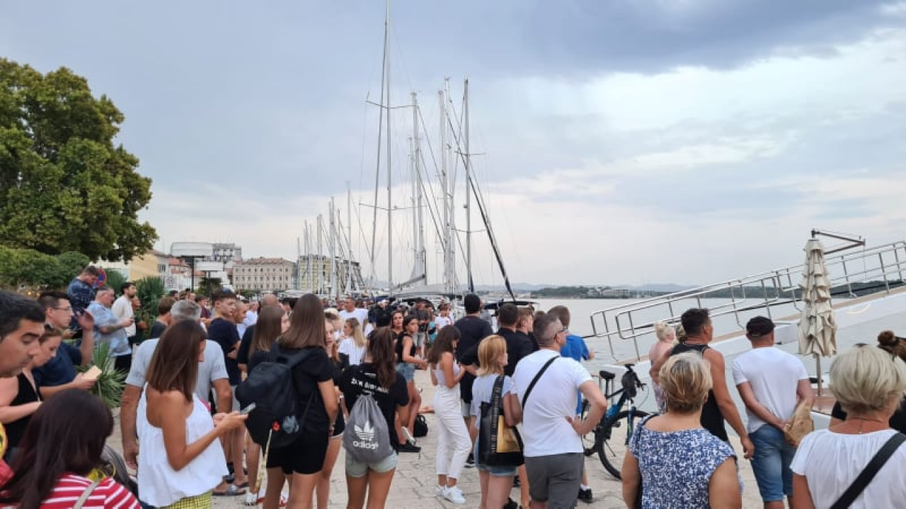 Michael Jordan na luksuznoj jahti pristao za šibensku rivu, more ljudi došlo gledati privezivanje