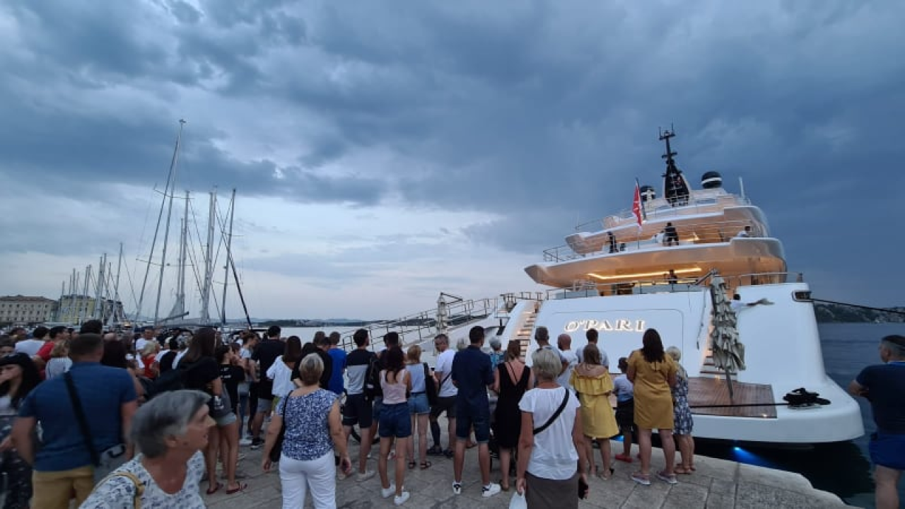 Michael Jordan na luksuznoj jahti pristao za šibensku rivu, more ljudi došlo gledati privezivanje