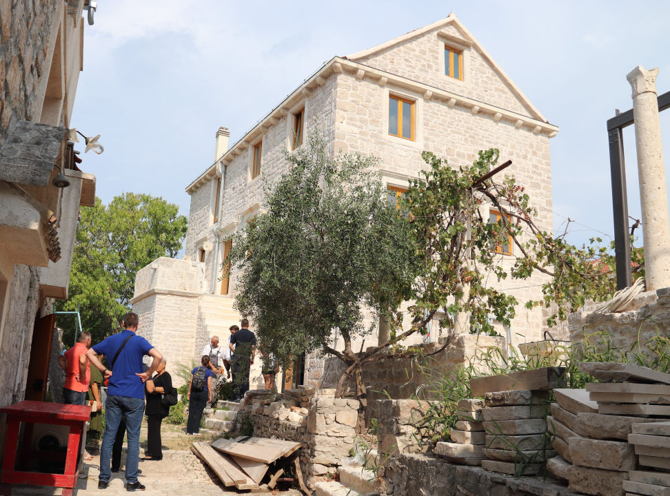 Još malo i gotov je Centar koralja na Zlarinu: Pogledajte kako su obnovljene kuće Šare i Kažerma