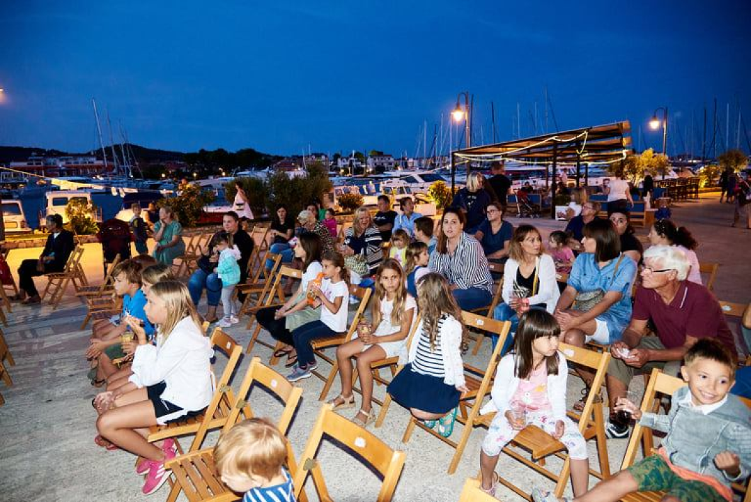 U Tribunju pred prepunim gledalištem djeci predstavljena legenda o magarcu 