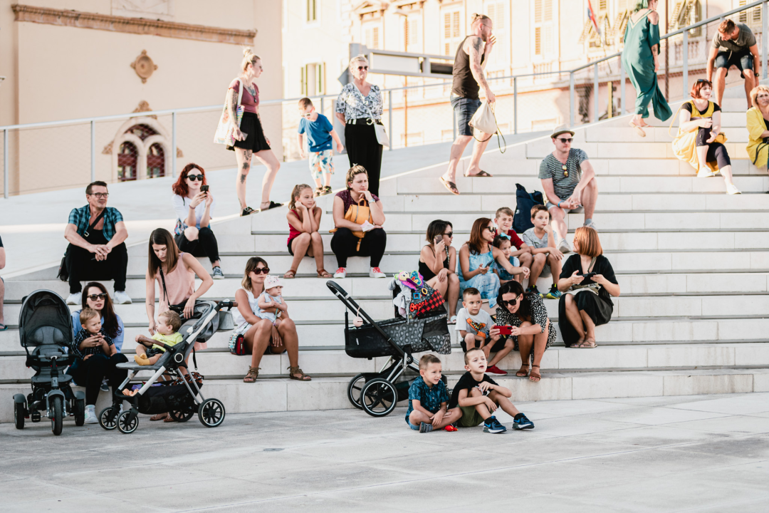 Šibenik se vratio u srednji vijek: Gradska straža i vitezovi kod katedrale ‘upali’ na vjenčanje!